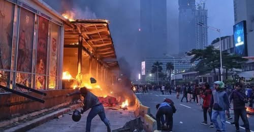 Incendian Congreso en Indonesia tras diputados aprobarse aumento de sueldo millonario