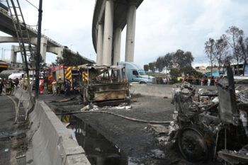 Aumentan a10 los muertos por explosión de un camión con gas en México