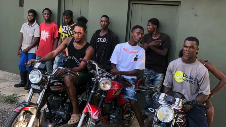Ocupan ocho motocicletas y detienen a 30 haitianos ilegales en Mao