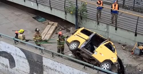 Al menos 8 heridos tras caída de vehículo desde puente en Perú