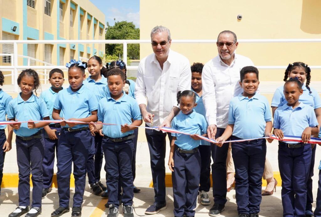 Gobierno entrega dos escuelas en Puerto Plata