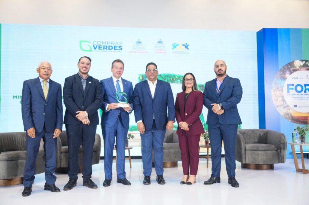 MICM recibe reconocimiento por su liderazgo en Compras Verdes Santo Domingo.