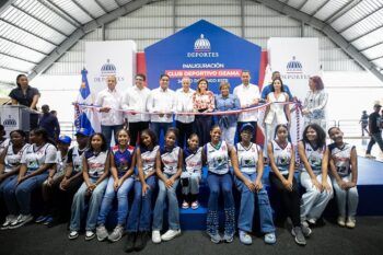 Raquel Peña y Kelvin Cruz inauguran polideportivo en el Ensanche Ozama