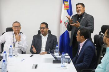 CONADIS se reúne con personas de la comunidad sorda para impulsar el aprendizaje de lengua de señas en el país