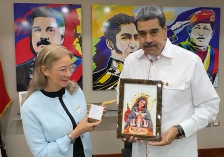 Maduro recibe la Virgen de la Altagracia enviada desde República Dominicana