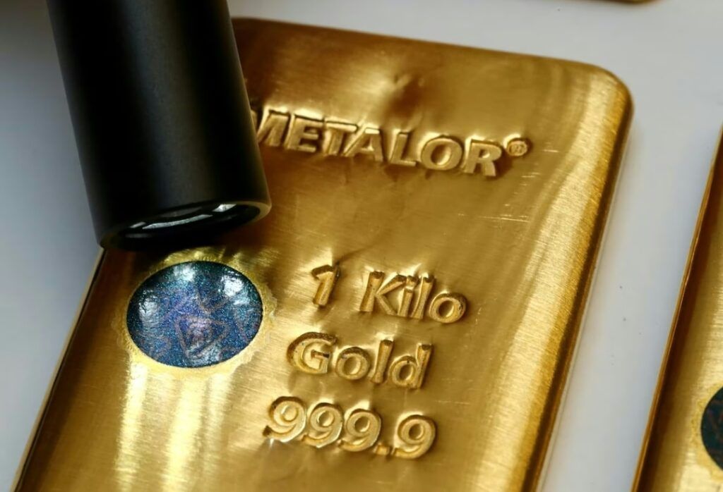 El oro marca un nuevo máximo histórico en 3.526 dólares