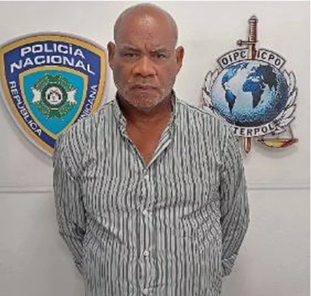 Interpol la Policía Nacional captura en AILA a hombre con 14 años prófugo por homicidio en Barahona
