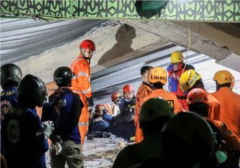 Un muerto y más de cien heridos tras colapso de internado en Indonesia