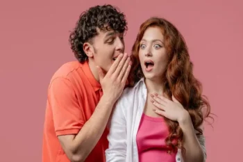 Chismear en pareja podría fortalecer la relación