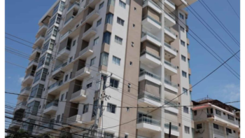 Mujer se lanza del tercer piso de un edificio en Piantini
