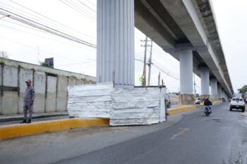 Desprendimiento de concreto en una columna del metro de Los Alcarrizos