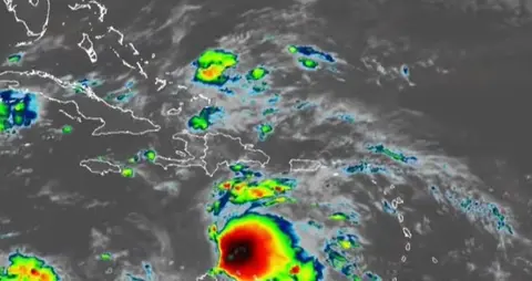 Reducen jornada laboral ante el paso de la tormenta Melissa por el país