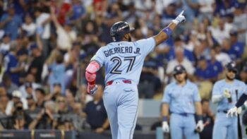 Azulejos vencen a Dodgers 6-1 en el juego 5 y toman ventaja 3-2 en la Serie Mundial