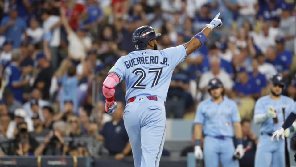 Azulejos vencen a Dodgers 6-1 en el juego 5 y toman ventaja 3-2 en la Serie Mundial