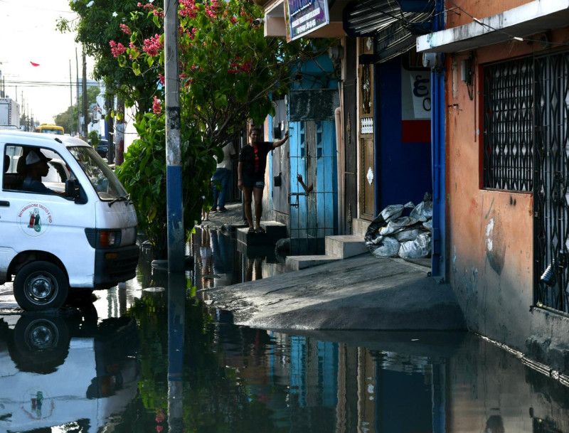 Negocios y hogares quedan atrapados por aguas contaminadas en Villas Agrícolas