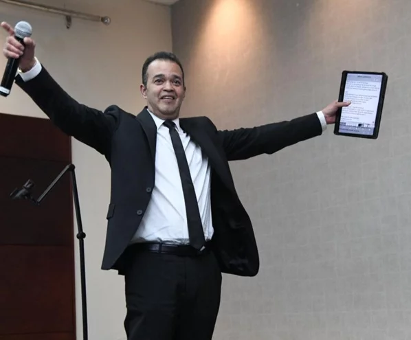 Alex Bueno revela le fue extirpado un tumor cancerígeno en el cerebro