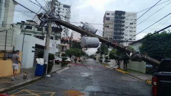 Camioneta derriba poste de luz en el Ensanche  Naco