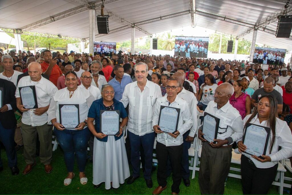 Abinader entrega 3,100 títulos de propiedad, de un total de 5,636, a familias en Palmarejo-Villa Linda