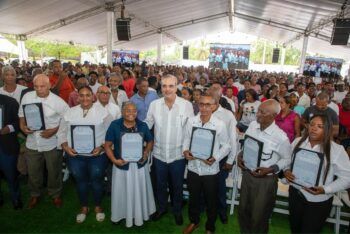 Abinader entrega 3,100 títulos de propiedad, de un total de 5,636, a familias en Palmarejo-Villa Linda