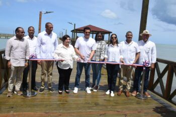 Collado entrega reconstruido muelle turístico de Miches.