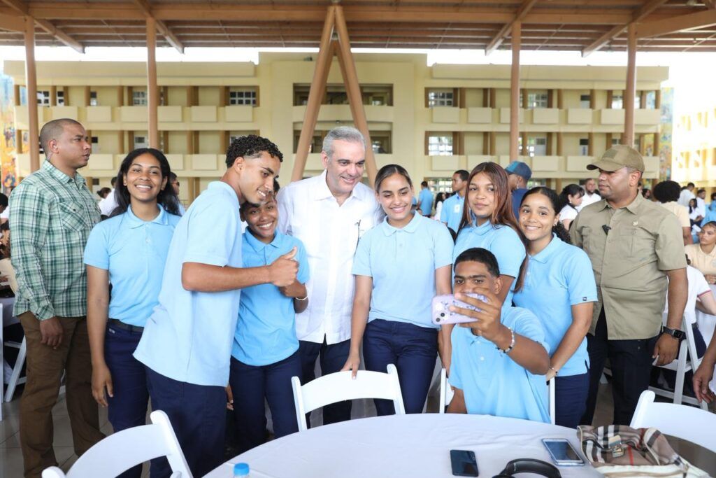Abinader inaugura Liceo de 24 aulas en Bonao