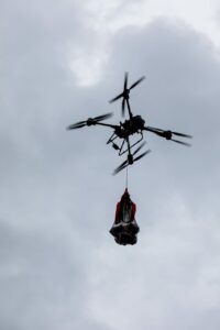 Drones del 911 son utilizados para realizar entrega de kits de raciones crudas a familias incomunicadas