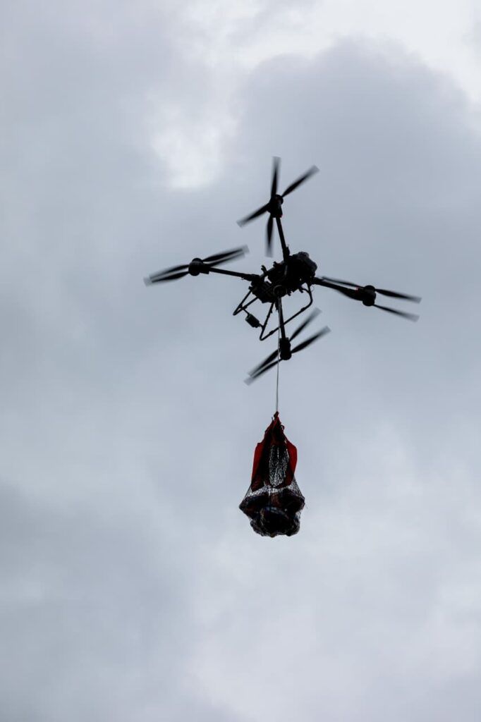 Drones del 911 son utilizados para realizar entrega de kits de raciones crudas a familias incomunicadas