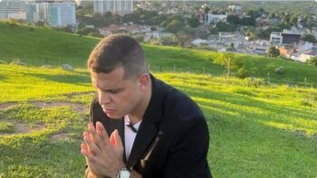 Hombre se dedica a la venta de ‘milagros’