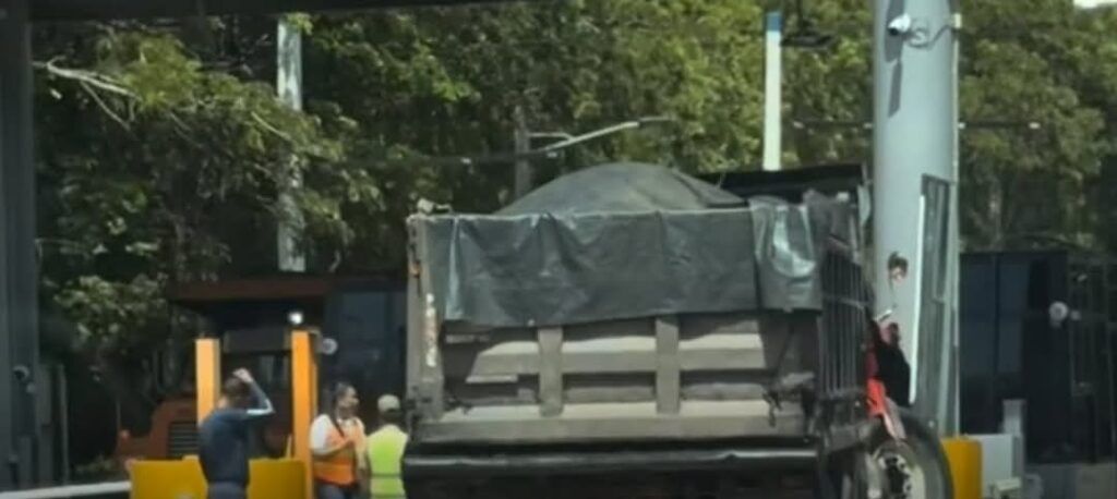 Camión choca con peaje de Samaná