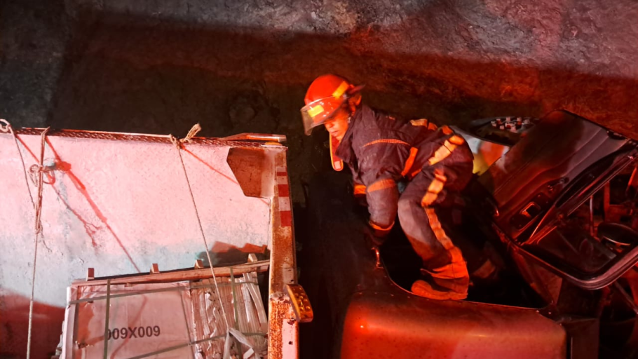 Dos heridos tras volcarse camión en carretera de Jarabacoa