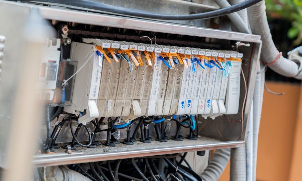 Edesur fortalece el servicio con la instalación de un nuevo sistema de control en más de catorce sectores prepago