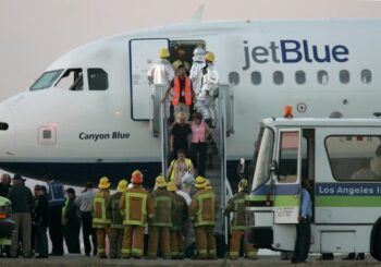 Al menos 15 pasajeros resultan heridos tras brusco descenso de avión en Florida