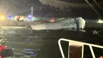 Avión sale de la pista y cae al mar en Hong Kong