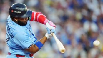 Guerrero Jr. establece marca de jonrones en playoffs para Blue Jays