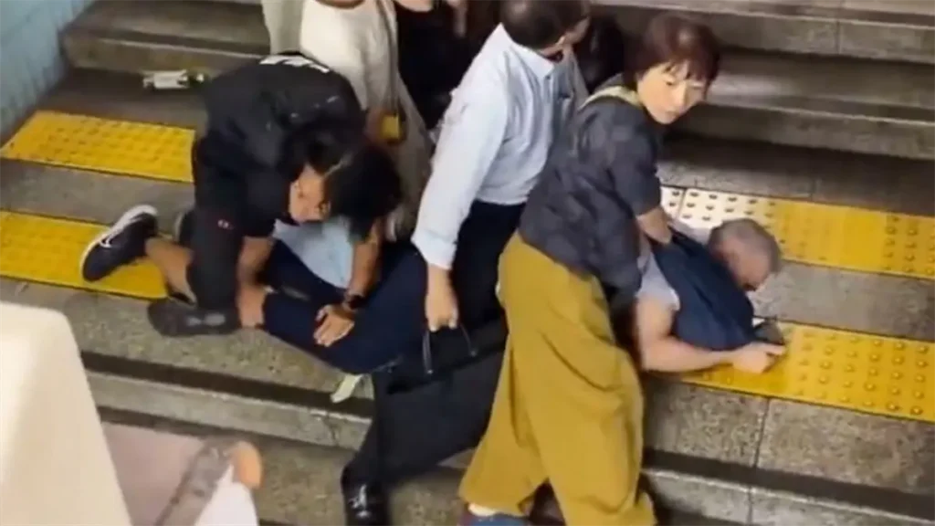 Mujeres atrapan a un acosador que tomaba fotos de jóvenes en el metro de Japón