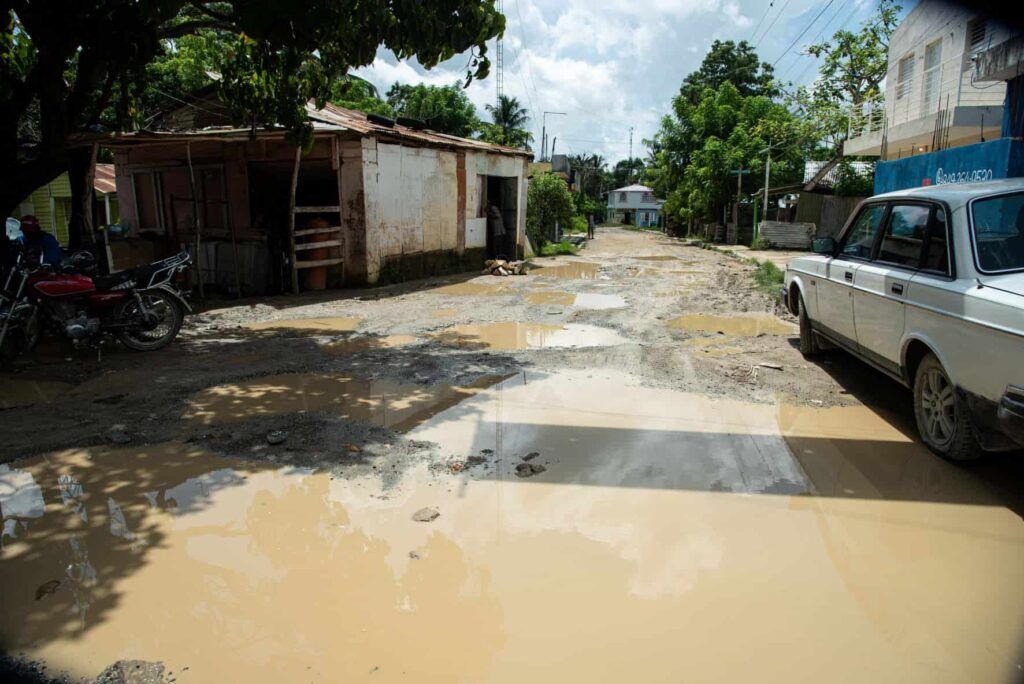 Residentes en comunidad de La Victoria exigen arreglo de calles y mejora de servicios