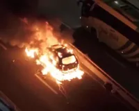 Vehículo se incendió en elevado de la Kennedy