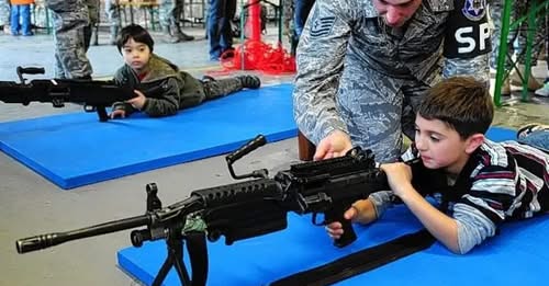 Alumnos de escuelas públicas de EEUU recibirán lecciones de seguridad con armas de fuego