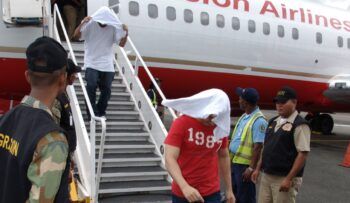 Llega grupo de dominicanos repatriados de EEUU
