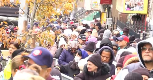 Entregan 6,000 pavos y canastas a dominicanos en Washington Heights por Acción de Gracias