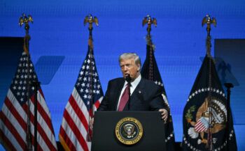 Trump pide negar residencia permanente a personas que son una «carga pública»