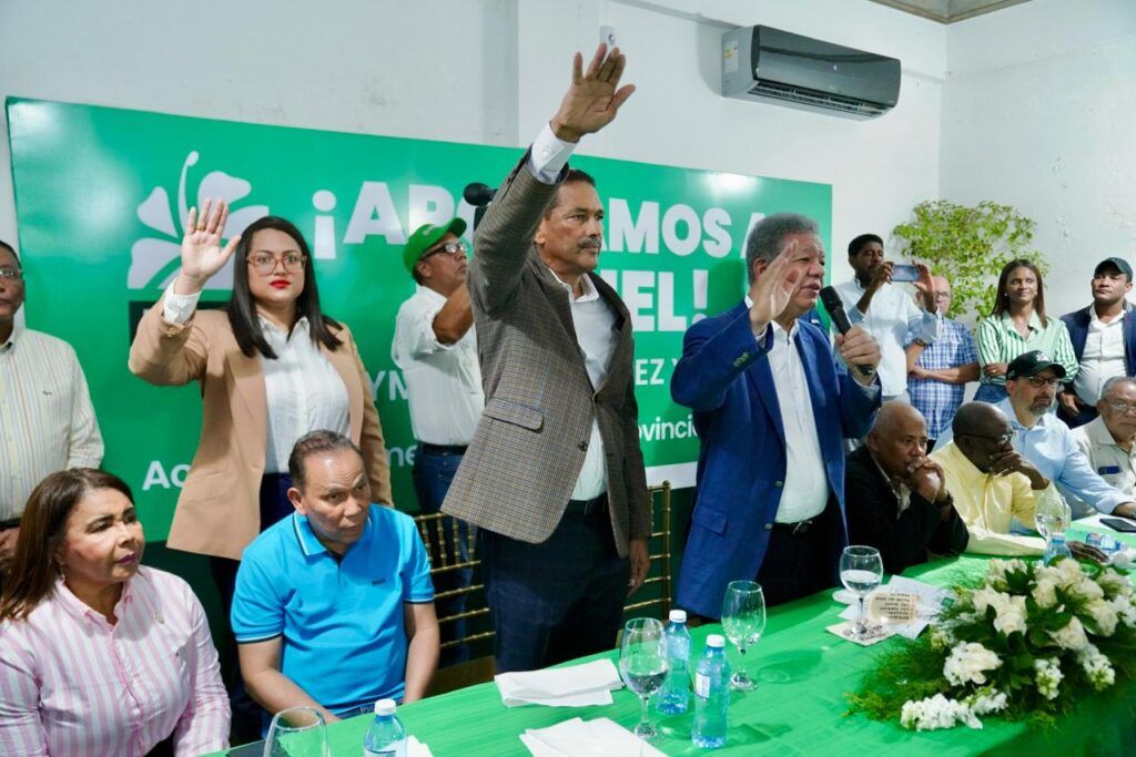 Raymundo Ramírez y su equipo se juramentan en la Fuerza del Pueblo