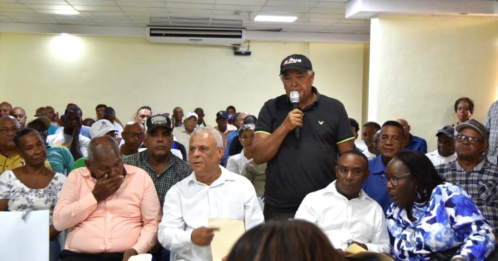Ministro Agricultura lleva soluciones a productores afectados por Melissa en Monte Plata