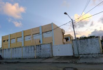 Maestra resulta herida tras intervenir en pelea de estudiantes en Sabana de la Mar