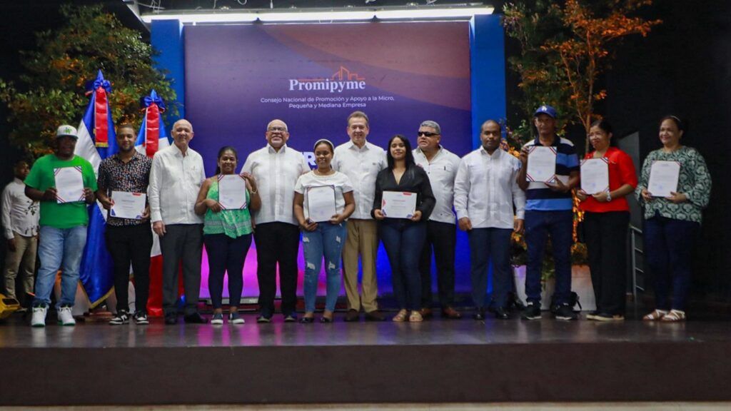 Gobierno entrega RD$1,500 millones en préstamos