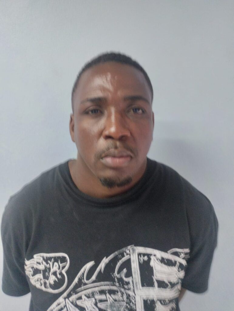 Policía arresta a hombre que recibió más de un millón de pesos por fraude bancario