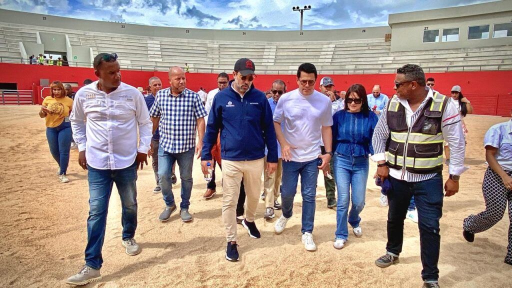 Ministro Collado supervisa trabajos en la plaza cultural seibana