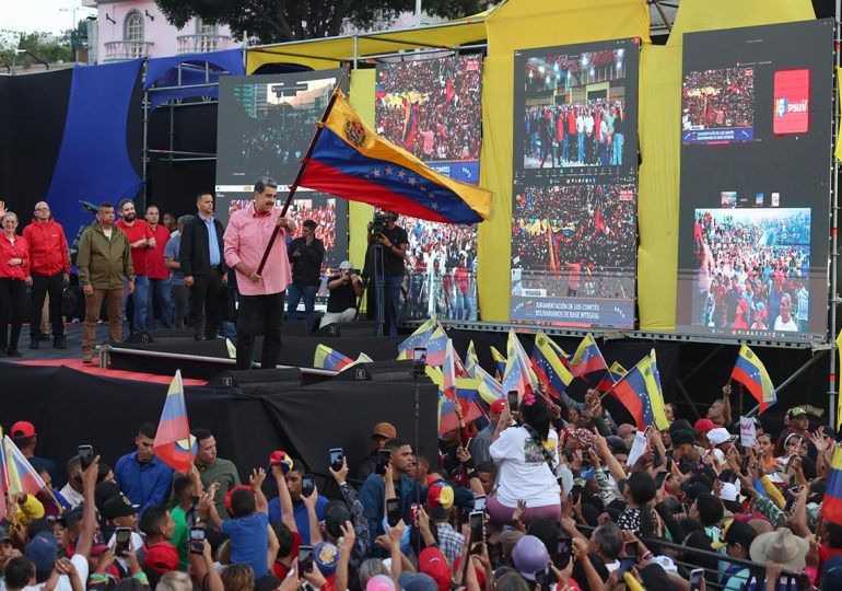 Maduro y principales cabezas del chavismo salen a las calles en medio de tensión con EEUU