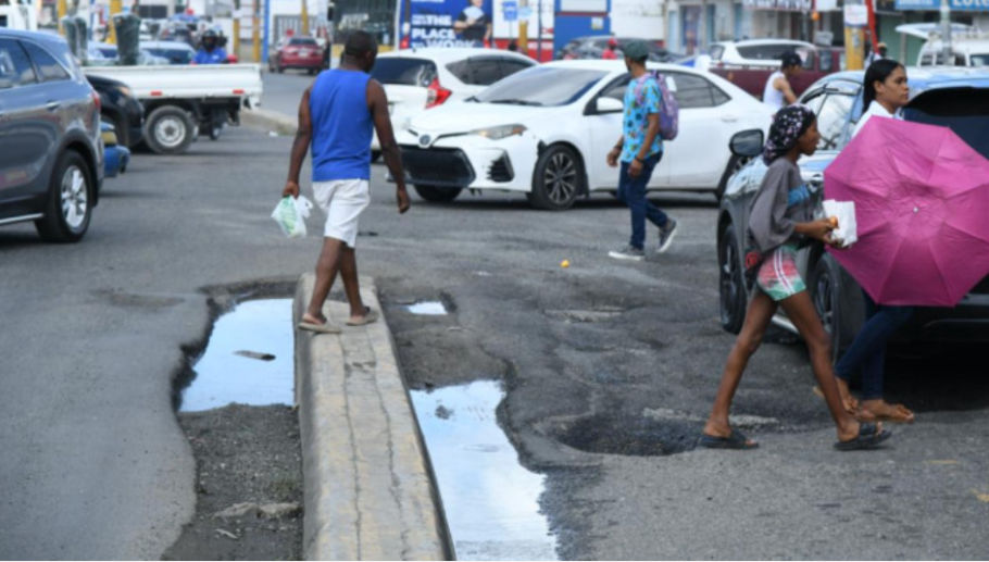 Las lluvias han empeorado las calles y avenidas de  Santo Domingo