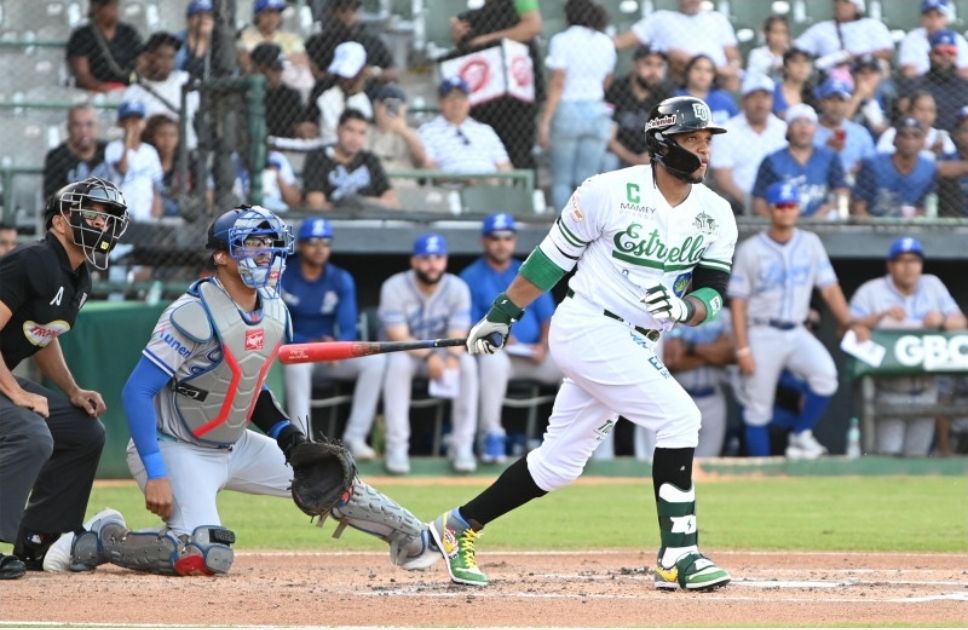 Las Estrellas blanquean 4-0 al Licey